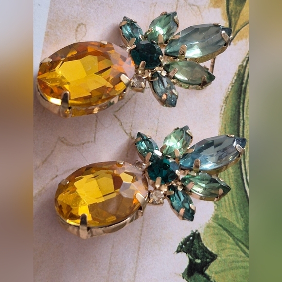 Jewelry - Elegant Gold and Green Gemstone Earrings